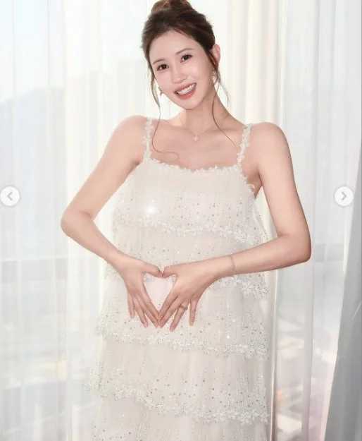 Actress Lee Da-hae reveals pregnancy progress through elegant dress pictorial in Shanghai