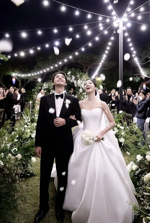 Song Ji-ho and Kim So-ri reveal traditional Hanok wedding photos featuring pet dog