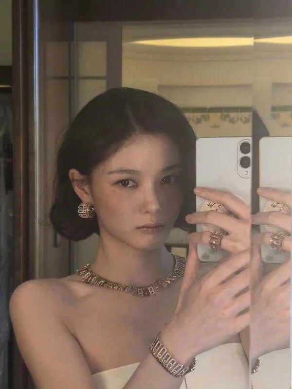 Kim Yoo-jung vào vai điệp viên ba thứ tiếng trong "100 ngày dối trá", gây chú ý với loạt ảnh trưởng thành