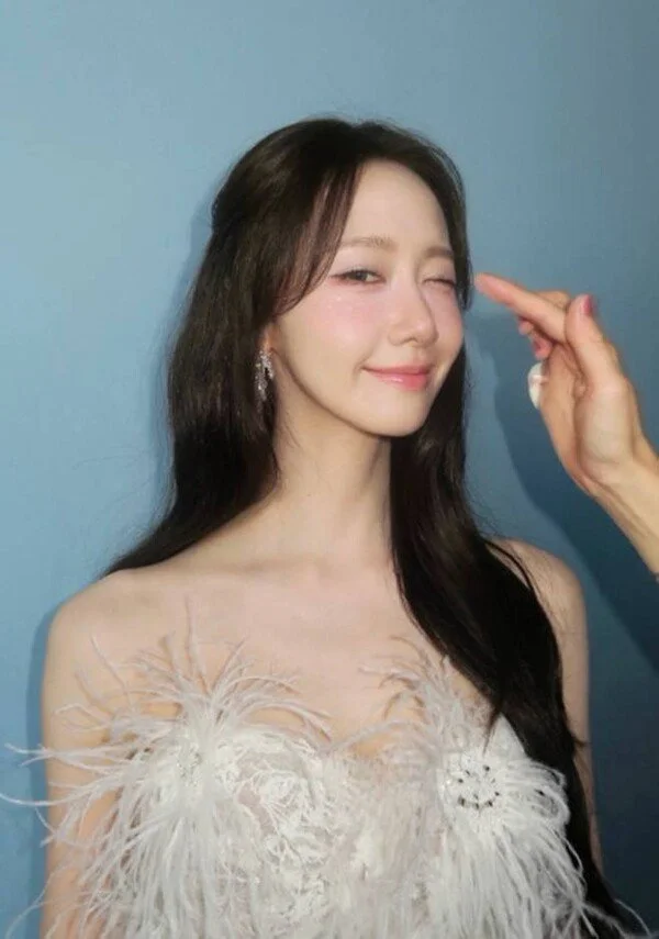 Yoona gây ấn tượng với vẻ đẹp thanh thuần và quyến rũ trong bộ ảnh Season Greetings