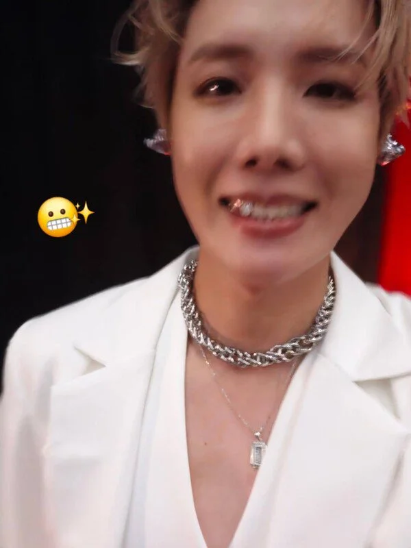 j-hope (BTS) tận hưởng khoảnh khắc lãng mạn bên ly rượu vang tại Santiago, Chile trong chuyến lưu diễn Nam Mỹ