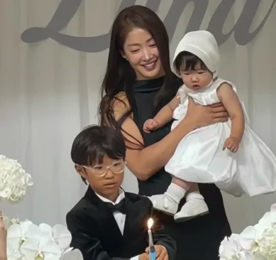 Lee Si-young tổ chức tiệc thôi nôi cho con gái thứ hai Luna