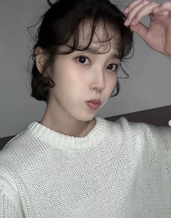 IU transforms with curly bob—looking just like a doll