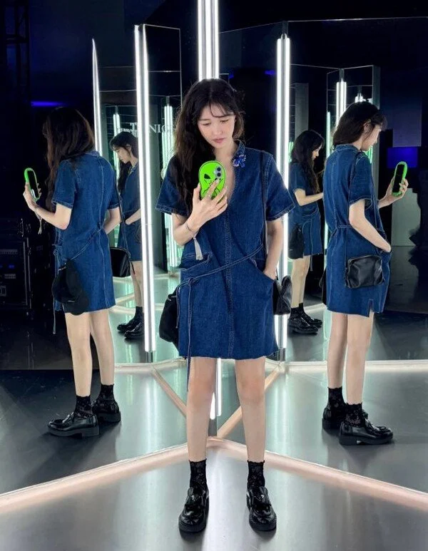 Lee Ji-ah showcases youthful charm with bold mini dress and mismatched slippers