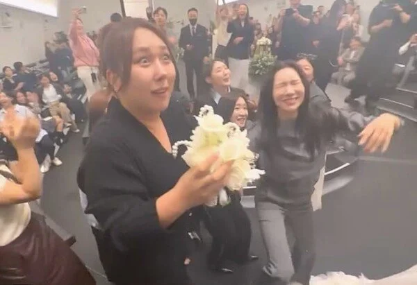 Florist Groom Draws Byeon Woo-seok Comparisons as Comedian Yun Jin-sol Weds, Pungja Catches Bouquet