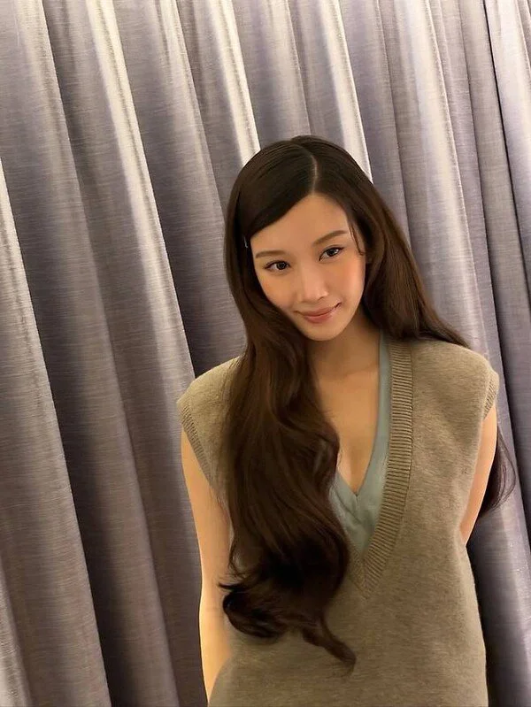 Moon Ga-young, creating a coy atmosphere to enjoy the Busan night sea