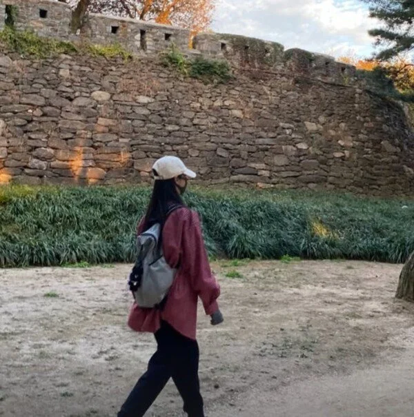 Han Seung-yeon shares recent update with upright posture during hiking, dispelling neck disc concerns