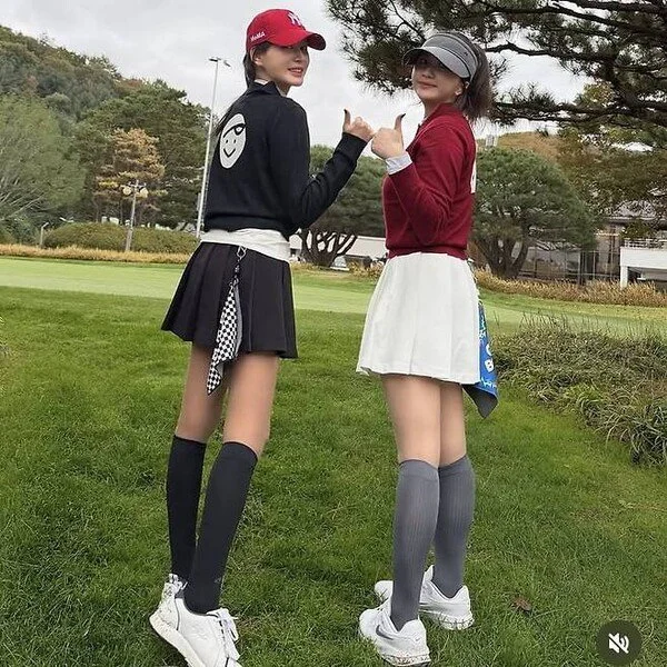 Lee Hye-won与女儿Ahn Ri-won高尔夫同游,母女时尚造型引发关注