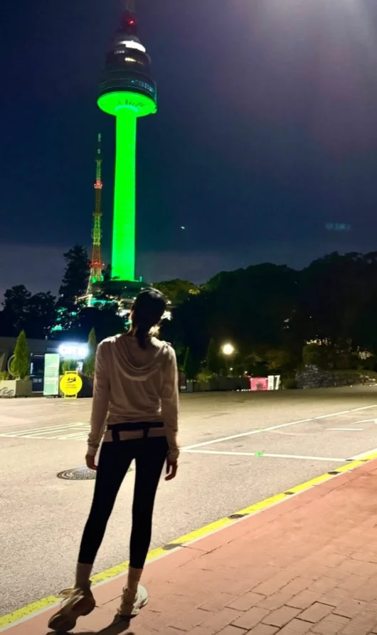 Kim Hye-soo shares casual night walk at Namsan in Seoul