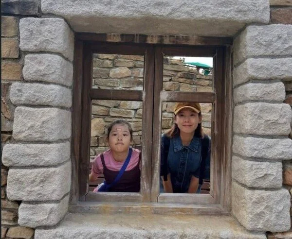 Jo Yoon-hee enjoys a happy trip to Japan with her rapidly growing daughter, even without Lee Dong-gun