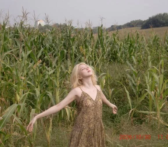 Han So-hee enjoys the feeling of blonde hair fluttering in the autumn breeze