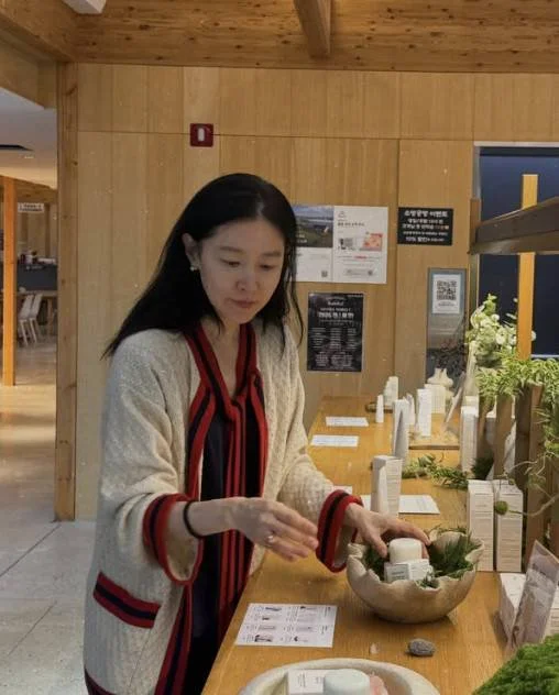 Actress Lee Young-ae showcases ageless beauty in natural, makeup-free photos