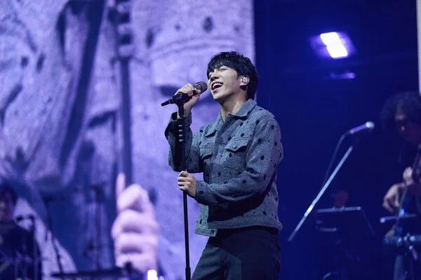 Lee Seung-gi's "3-minute sell-out" record questioned as concert seating was reduced by over 10%