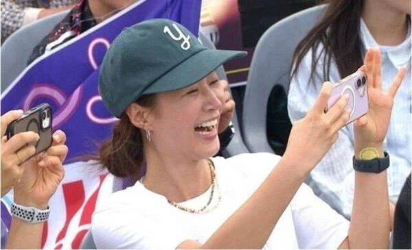 Yuri, a Jeju Local, Cheers in the Front Row of 'National Singing Contest'