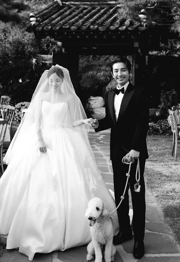 Song Ji-ho and Kim So-ri reveal traditional Hanok wedding photos featuring pet dog