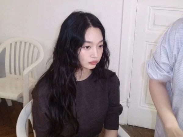 Shin Min-ah 43 tuổi, thể hiện 'mọi nét quyến rũ' từ kiêu kỳ, hờn dỗi đến thanh lịch tại Paris