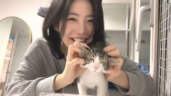 Shin Ye-eun, a Face-off with a Cat—A Beauty Competition? Or Acting Coaching?