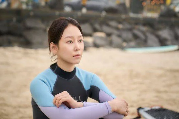 Seo Hyun-jin lặn lội ra biển lướt sóng, tái hợp Yoo Yeon-seok sau 10 năm trong phim mới