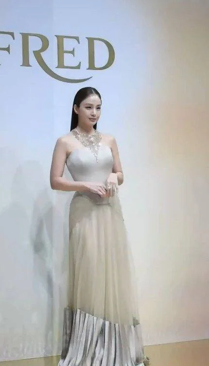 Kim Tae-hee draws mixed reactions over styling despite timeless beauty at recent event