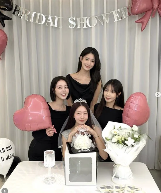Former Laboum member Yujeong celebrates bridal shower ahead of December wedding to finance professional
