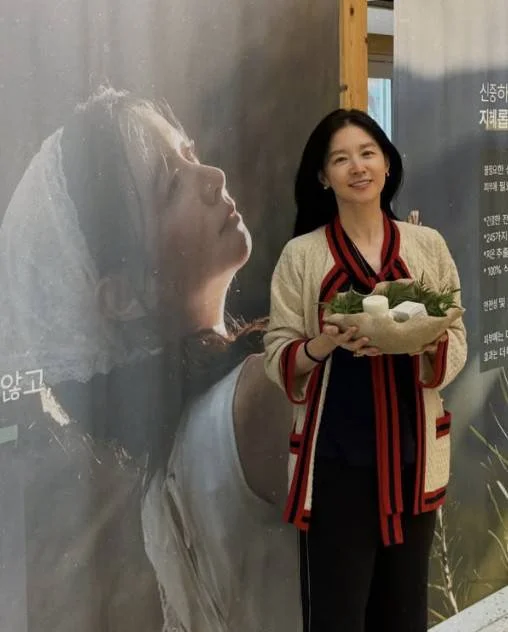 Actress Lee Young-ae showcases ageless beauty in natural, makeup-free photos