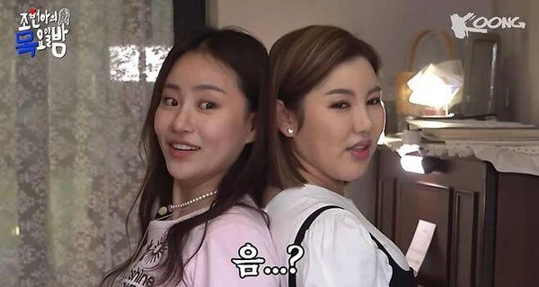 身高153cm的宋歌人与已长高的侄子们合影，身高差几乎消失