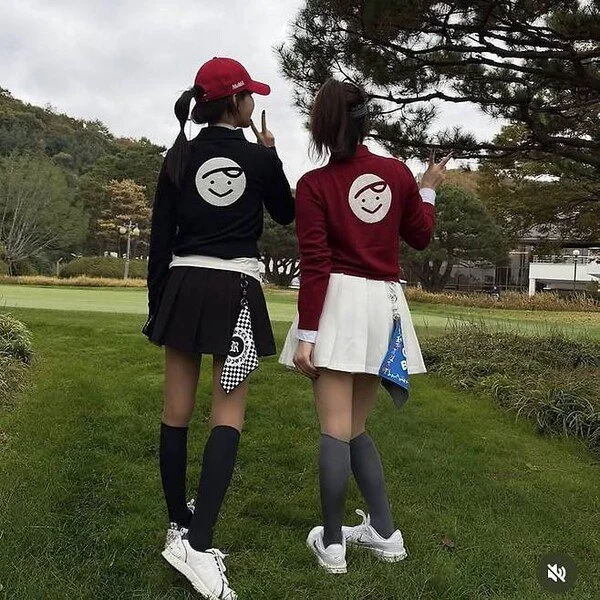 Lee Hye-won与女儿Ahn Ri-won高尔夫同游,母女时尚造型引发关注