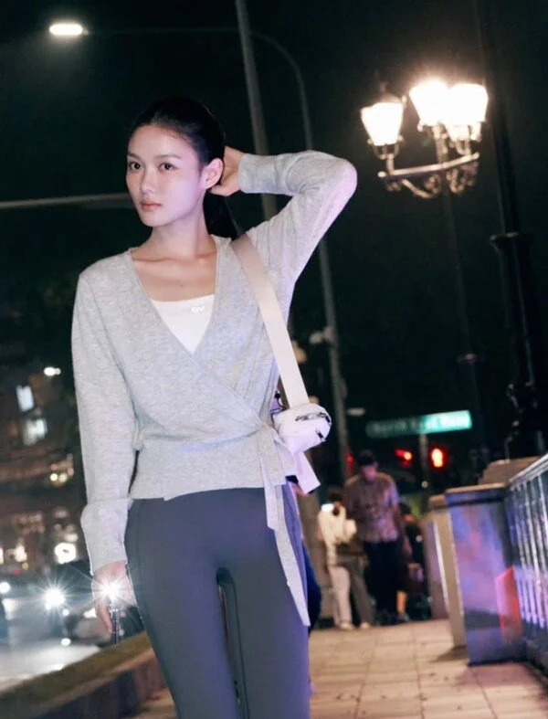 Kim You-jung captures attention with sporty night street look