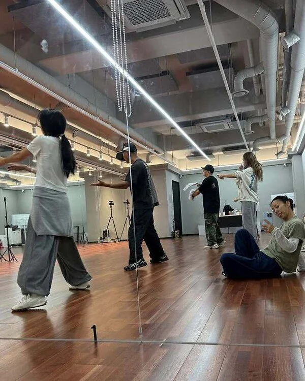 Fin.K.L like this? - Eating hamburgers on the practice room floor