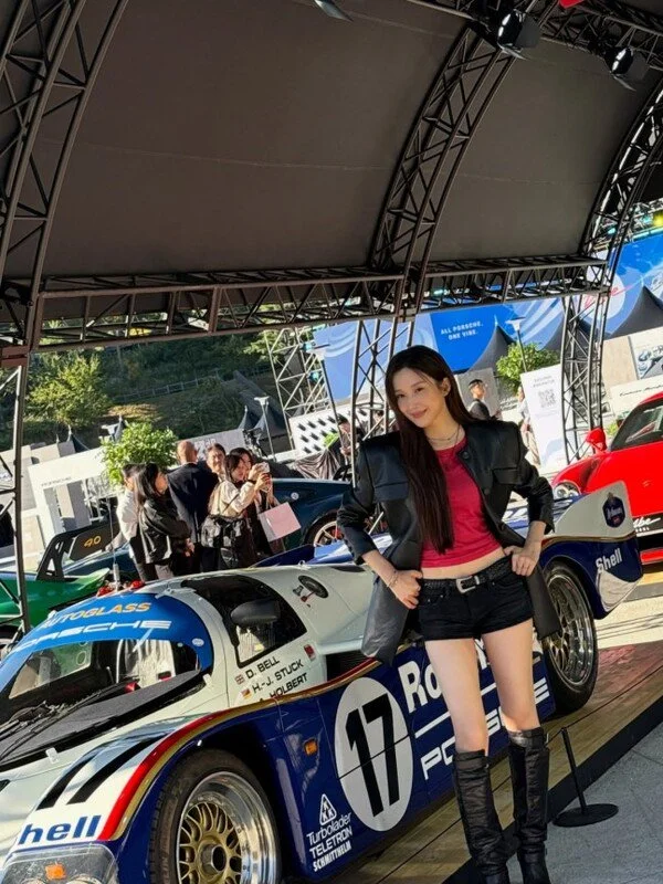 文佳煐，与Porsche展现感性魅力——红+皮革的反转