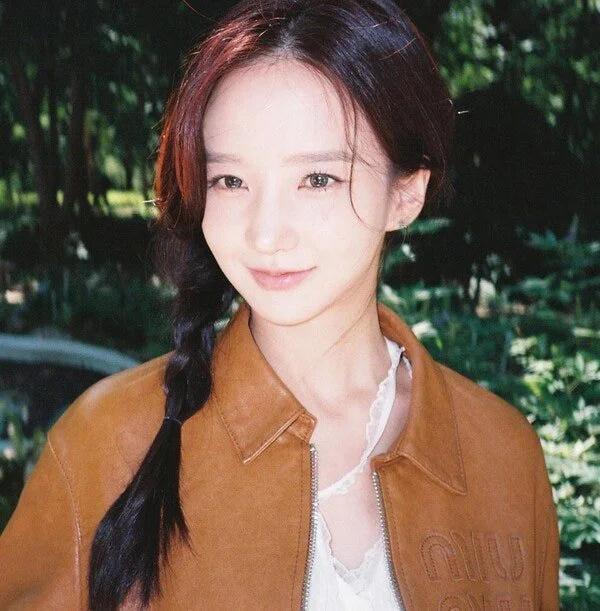 Actress Park Jeong-yeon, daughter of singer Park Hak-gi, reveals autumnal charm through new concept photos