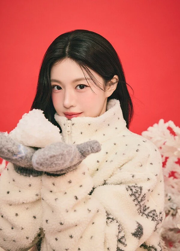 Go Youn-jung, Dazzling Dreamy Visuals with Jewelry and Snowy Fields