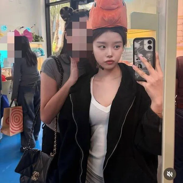 Lee Dong-gook's daughter Seol-a shows mature yet youthful look while studying in United States