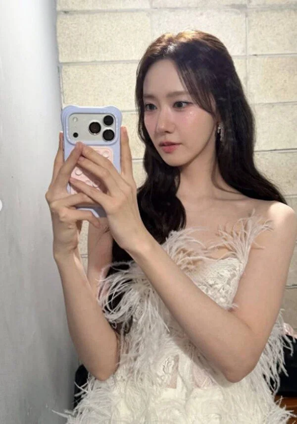 Yoona gây ấn tượng với vẻ đẹp thanh thuần và quyến rũ trong bộ ảnh Season Greetings
