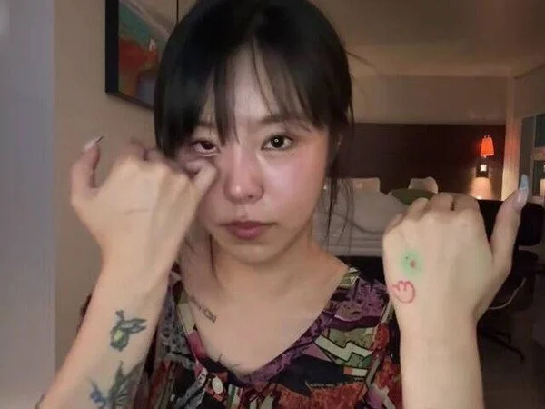 MAMAMOO's Whee In tearfully reminisces about group's peak years during live broadcast