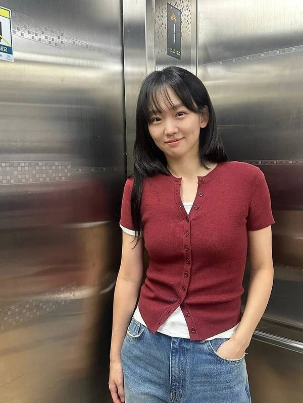 見る者に安らぎを与える神秘さ、それが37歳のチン・ギジュの魅力
