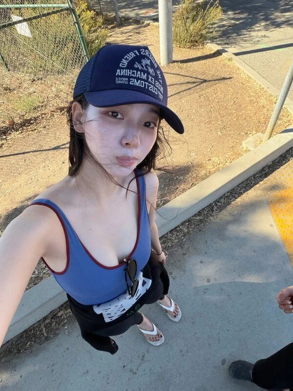 aespa KARINA enjoys Malibu waves in cool attire