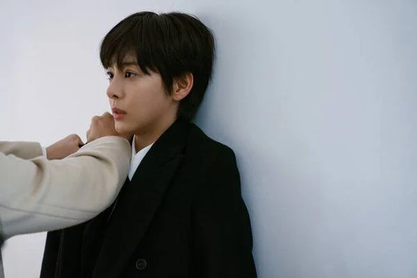 Seol In-ah gây ấn tượng mạnh với vẻ đẹp phi giới tính khi cải trang thành nam giới