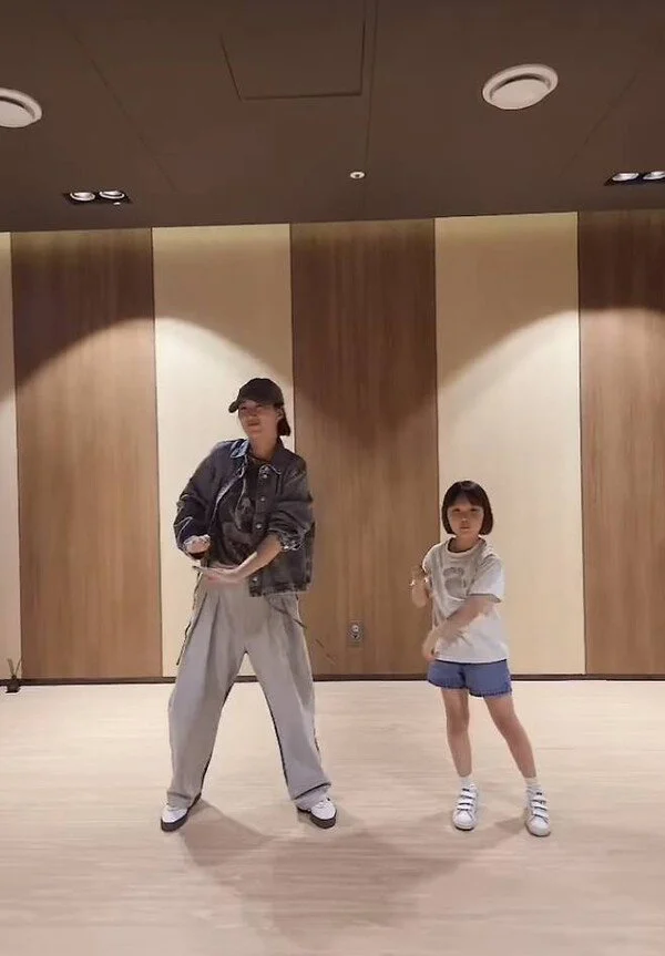 Jang Yoon-jeong, Late-Blooming Aegyo: 'Couple Dance with Look-alike Daughter'