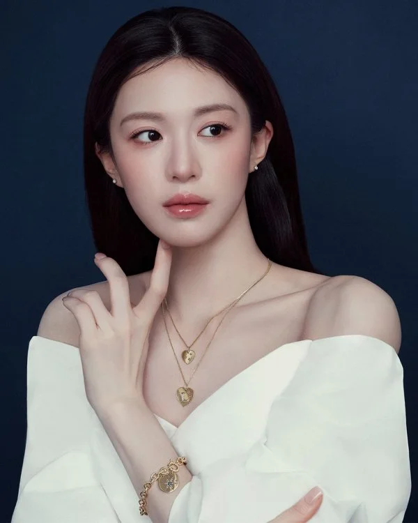 Go Youn-jung, Dazzling Dreamy Visuals with Jewelry and Snowy Fields