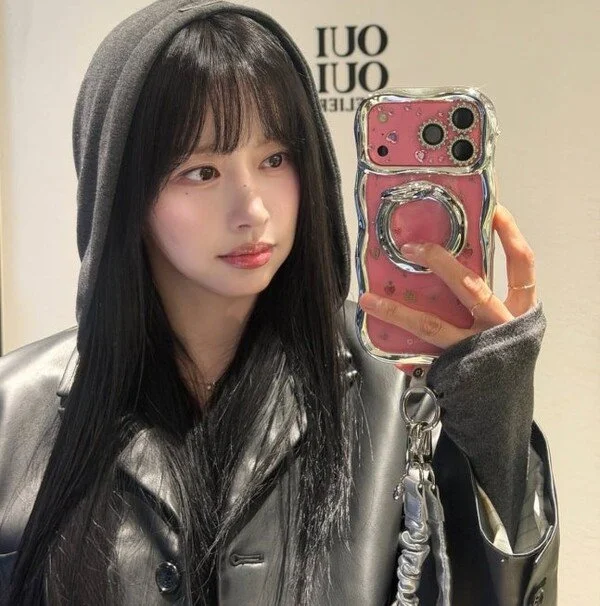 Actress Han Bo-reum stuns with black hair and mini dress, reminiscent of an idol