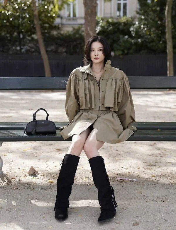 Kim Yoo-jung biến cuộc sống thường ngày thành bộ ảnh thời trang chỉ với một chiếc áo trench coat tại Paris