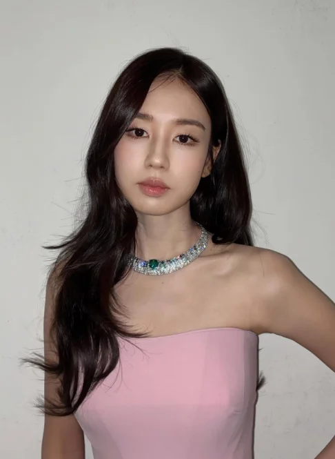 Ahn Eun-jin gây bão với nhan sắc lộng lẫy trong váy hồng, Kim Go-eun cũng phải thốt lời khen ngợi