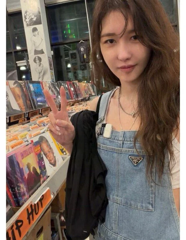 Lee Ji-ah showcases youthful charm with bold mini dress and mismatched slippers