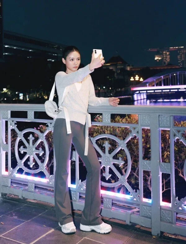 Kim You-jung captures attention with sporty night street look