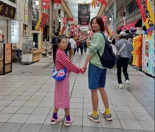 Jo Yoon-hee enjoys a happy trip to Japan with her rapidly growing daughter, even without Lee Dong-gun