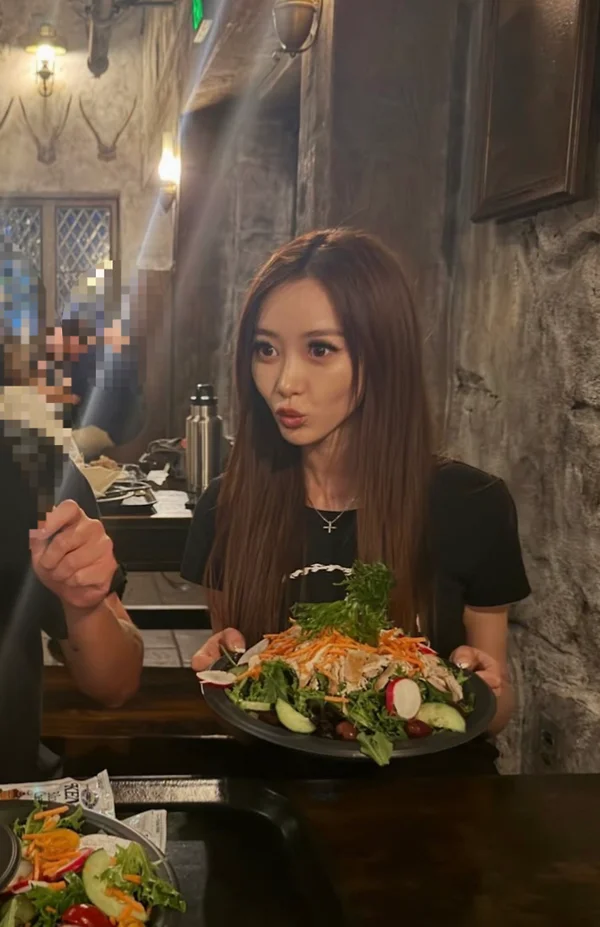 aespa GISELLE, a different persona in front of delicious food? - Large eyes + slender face