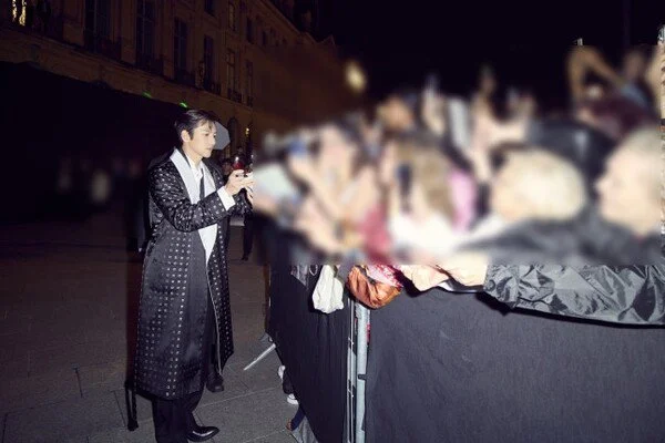 Ji Chang-wook tận hưởng sức hút từ 'Vụ bê bối' ngay giữa lòng Paris