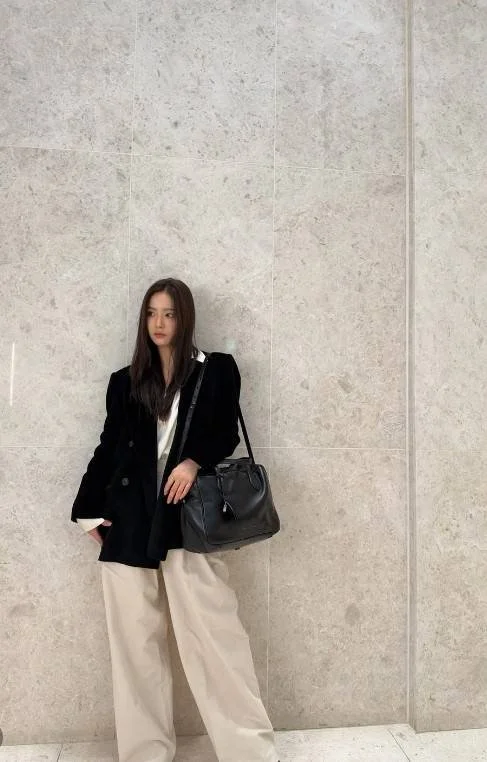 Shin Se-kyung khoe phong cách thời trang mùa thu thanh lịch và sang trọng