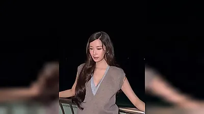 Moon Ga-young creates a coy atmosphere to enjoy the night sea in Busan